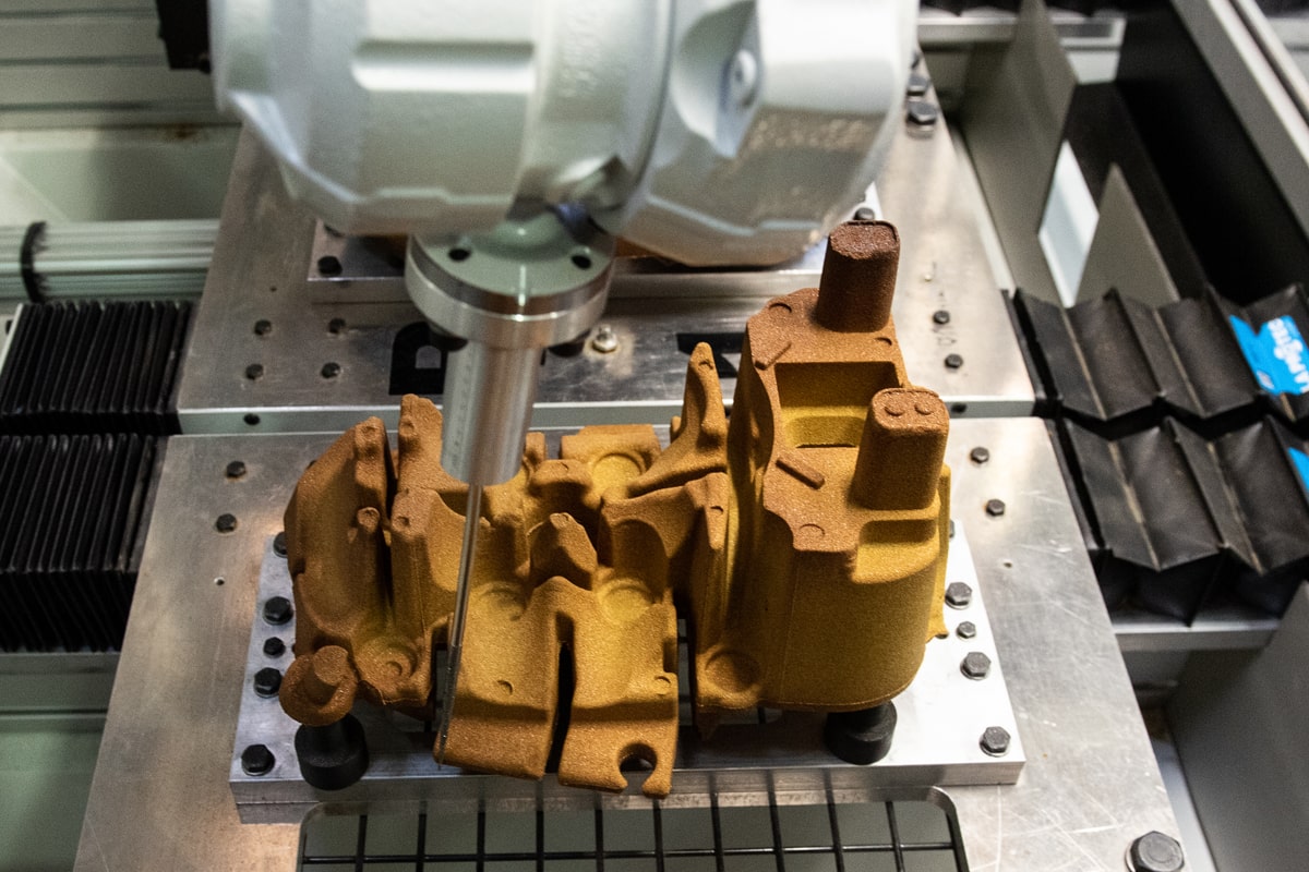 MDG Robotic deburring shell-moulding hot cores
